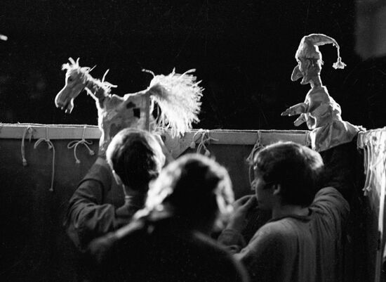 PUPPET THEATER PUNCH-AND-JUDY