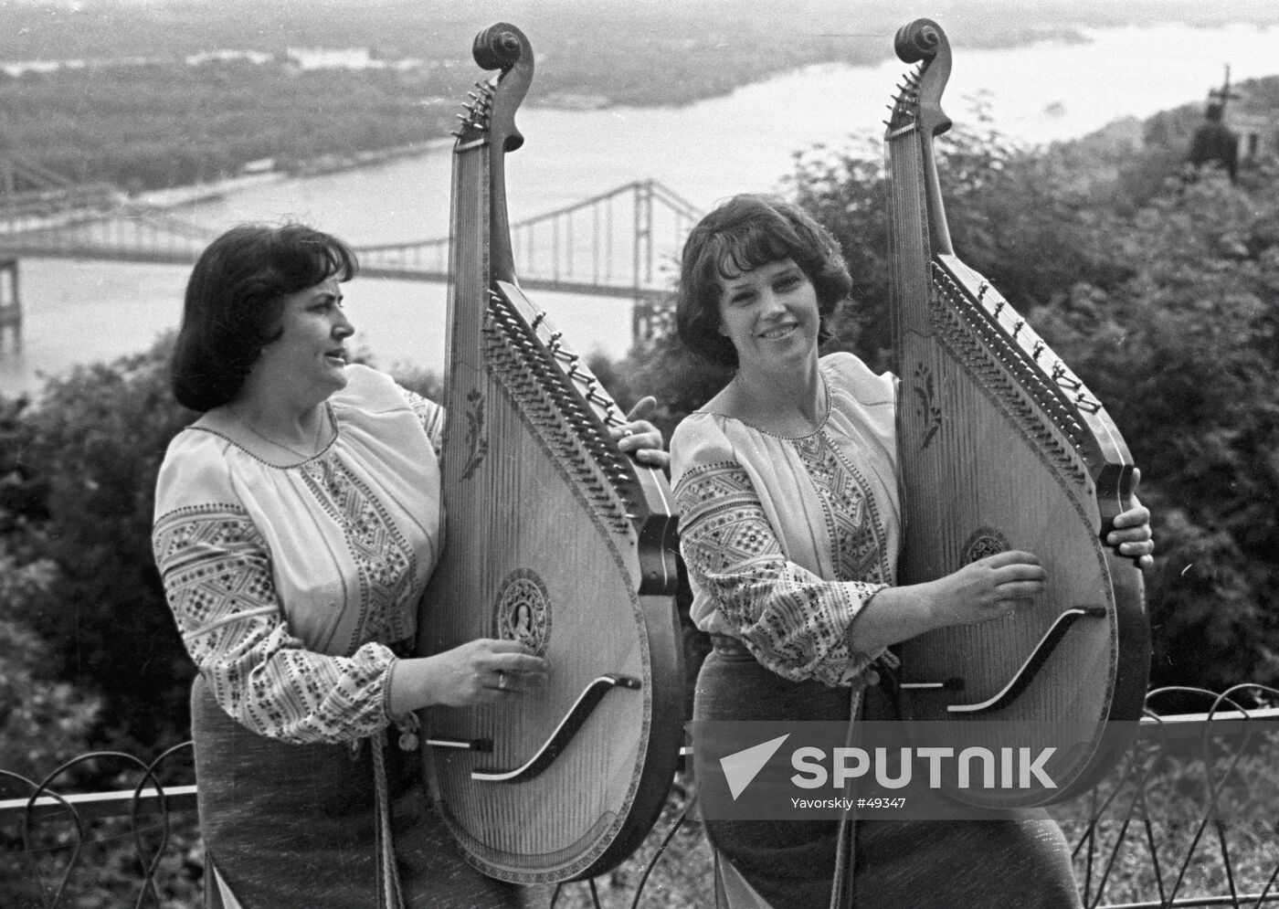 MUSICIANS BANDURA