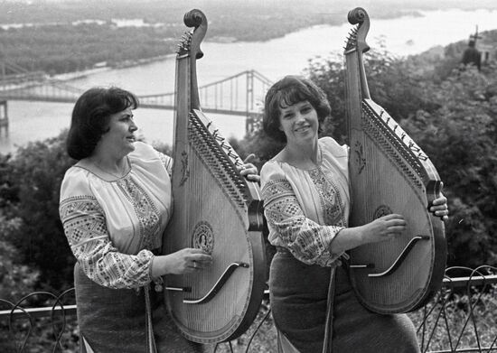MUSICIANS BANDURA