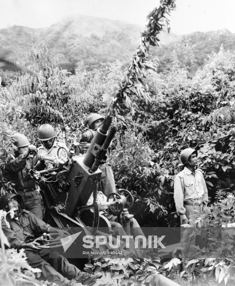 LAOS ANTI-AIRCRAFT GUN AMERICAN INVASION