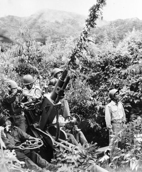 LAOS ANTI-AIRCRAFT GUN AMERICAN INVASION