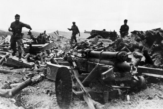LAOS DESTROYED ARTILLERY GUNS