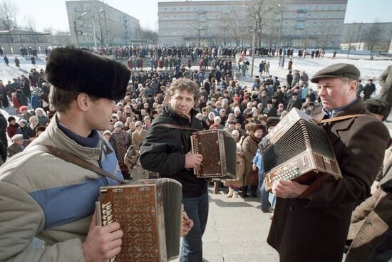 ACCORDION PLAYERS PUBLIC SQUARE PAVLOVO