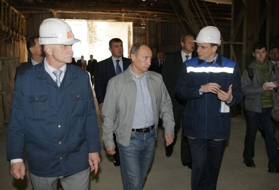 Vladimir Putin visits BazelCement-Pikalevo plant