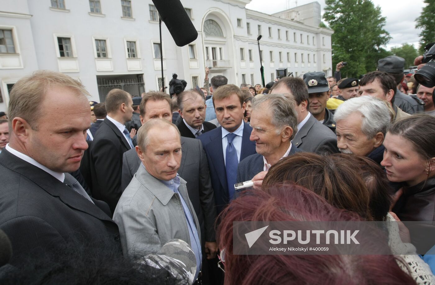 Vladimir Putin meets with Pikalevo residents
