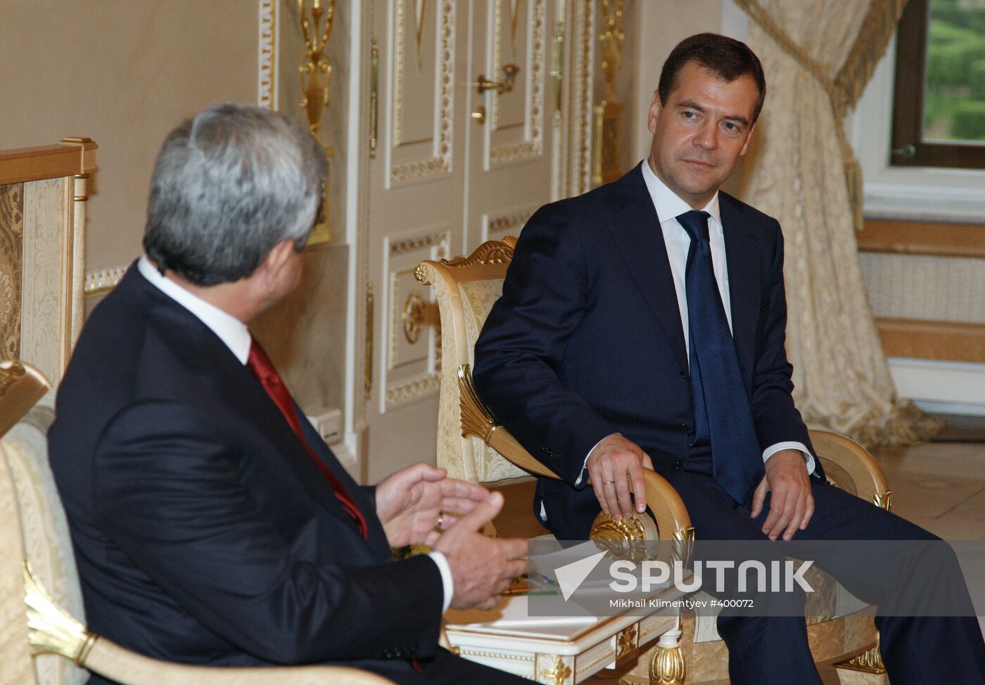 Russian and Armenian presidents meet in St. Petersburg