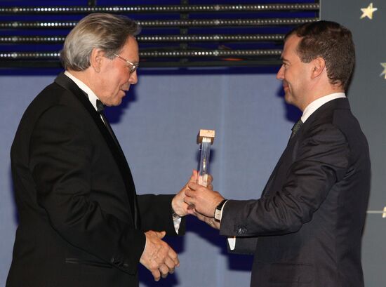 President Medvedev presenting Global Energy awards