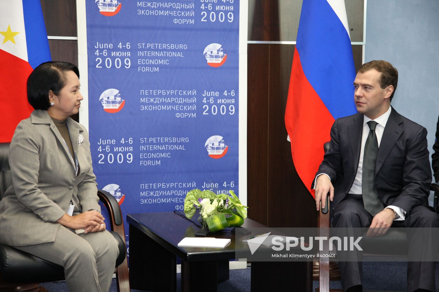 President Medvedev meets with his Filipino counterpart