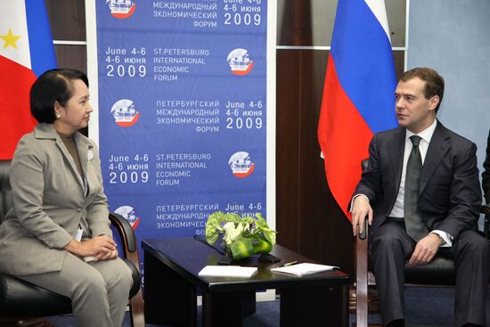 President Medvedev meets with his Filipino counterpart