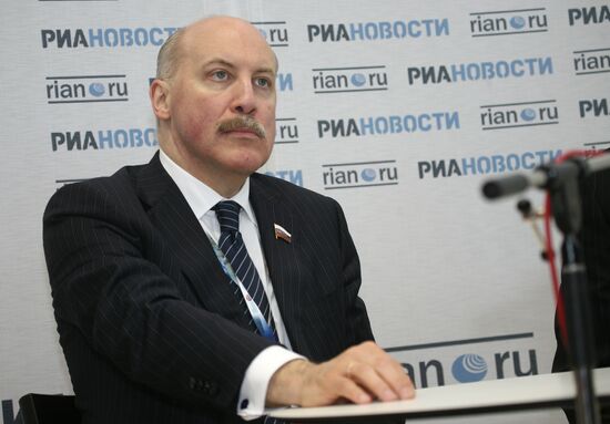 Dmitry Mezentsev briefs press at St. Petersburg Forum