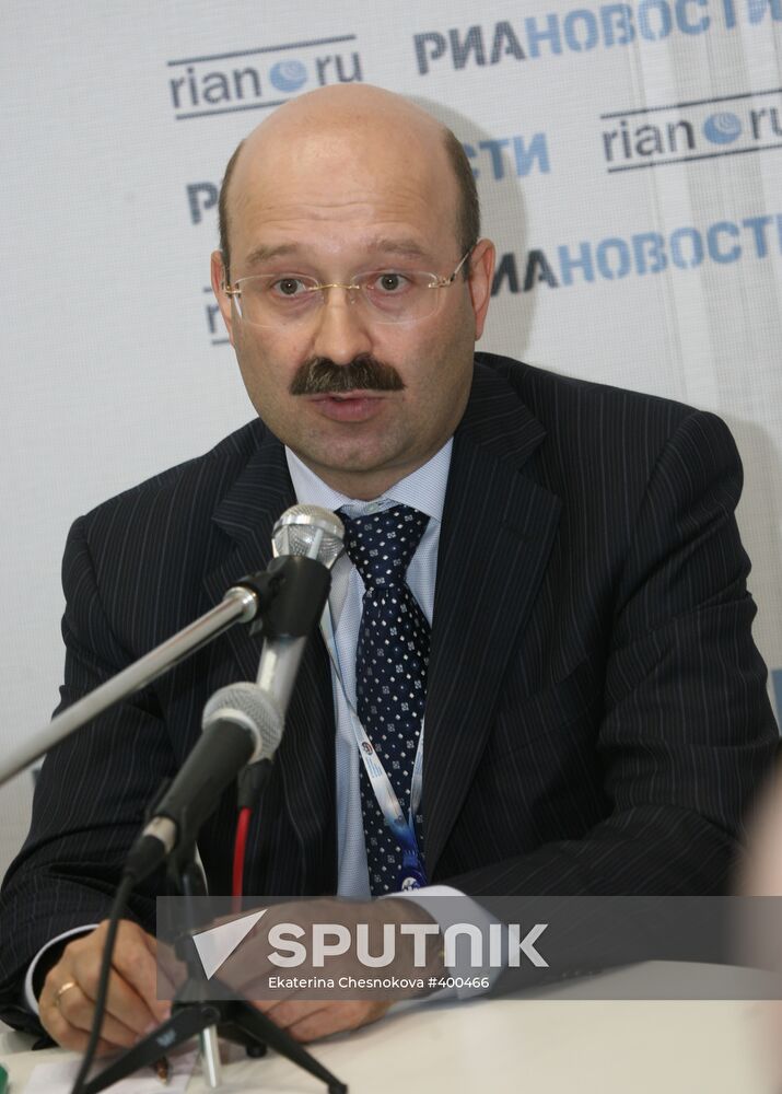 Mikhail Zadornov briefs press at St. Petersburg Forum