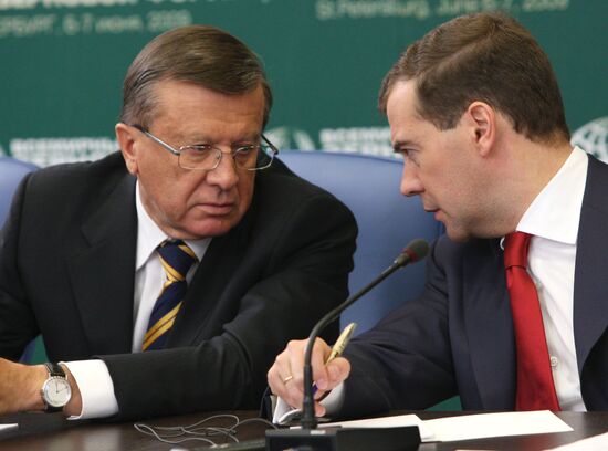 Russian President attends World Grain Forum 2009