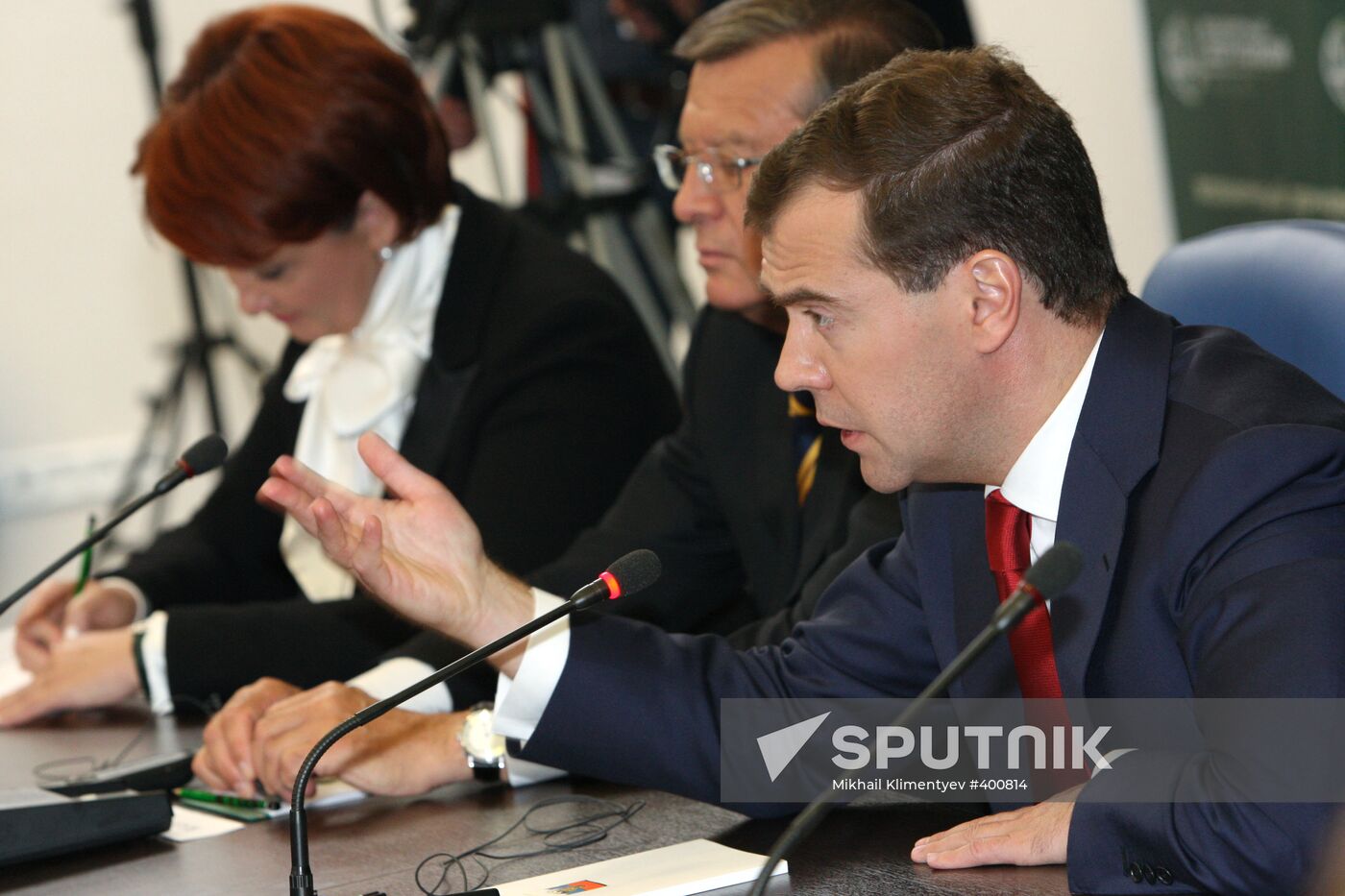 Russian President attends World Grain Forum 2009