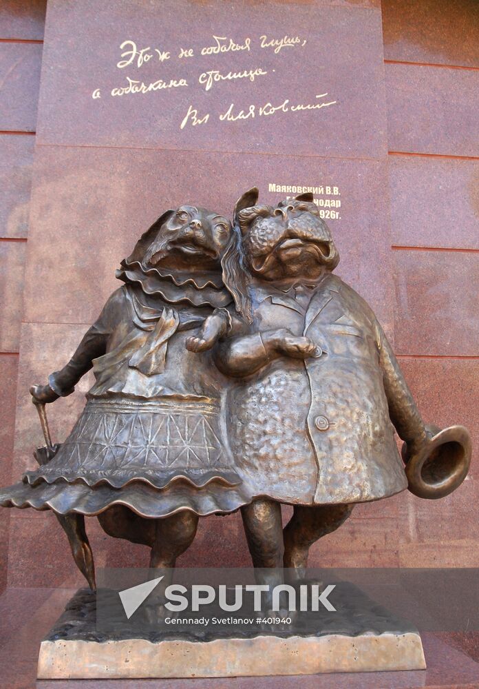 Monument to enamored dogs