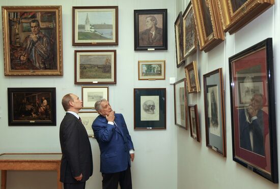 Vladimir Putin visits Ilya Glazunov at his gallery