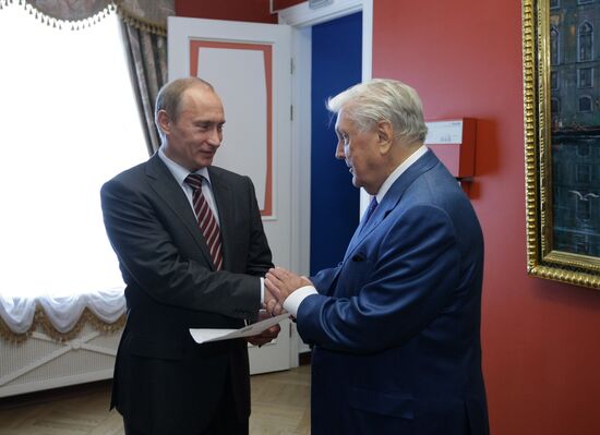 Vladimir Putin visits Ilya Glazunov at his gallery
