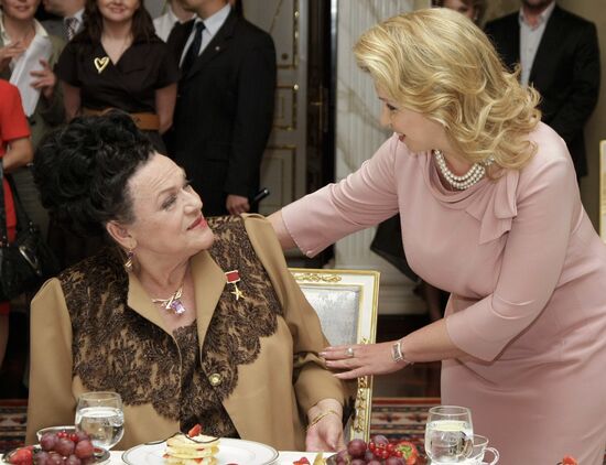 Svetlana Medvedeva and Lyudmila Zykina