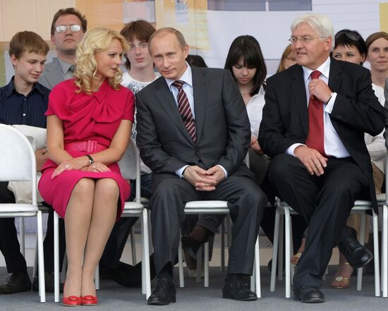 Vladimir Putin visits construction of children's clinic