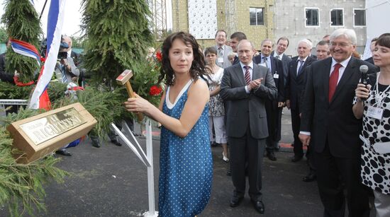 Vladimir Putin visits construction of children's clinic