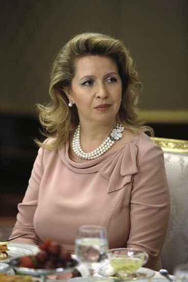 Svetlana Medvedeva congratulates Lyudmila Zykina