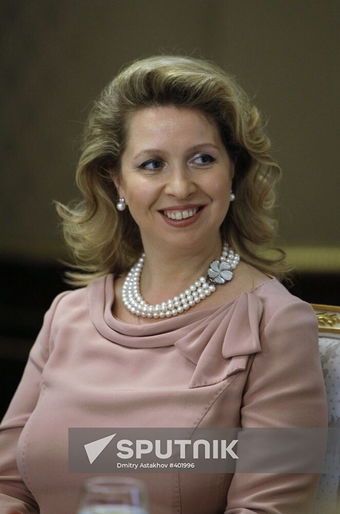 Svetlana Medvedeva congratulates Lyudmila Zykina