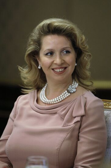 Svetlana Medvedeva congratulates Lyudmila Zykina