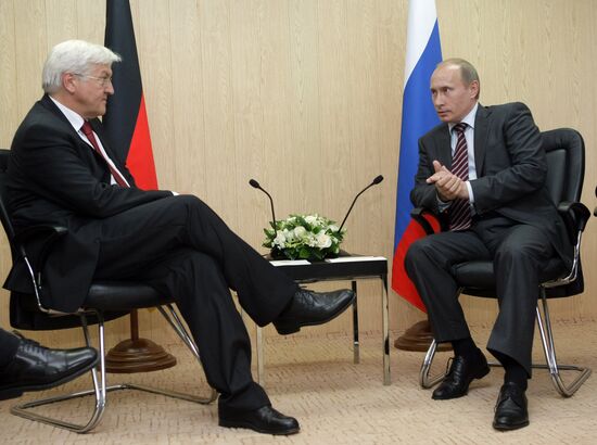 Vladimir Putin talks with Frank Walter Steinmeier