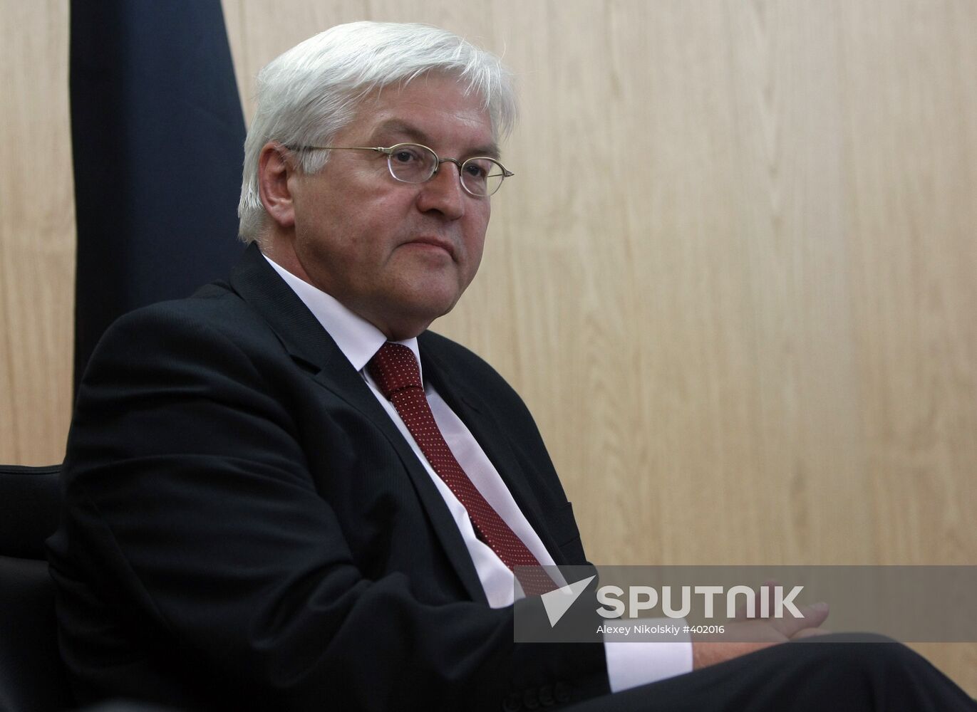 Vladimir Putin talking with Frank Walter Steinmeier