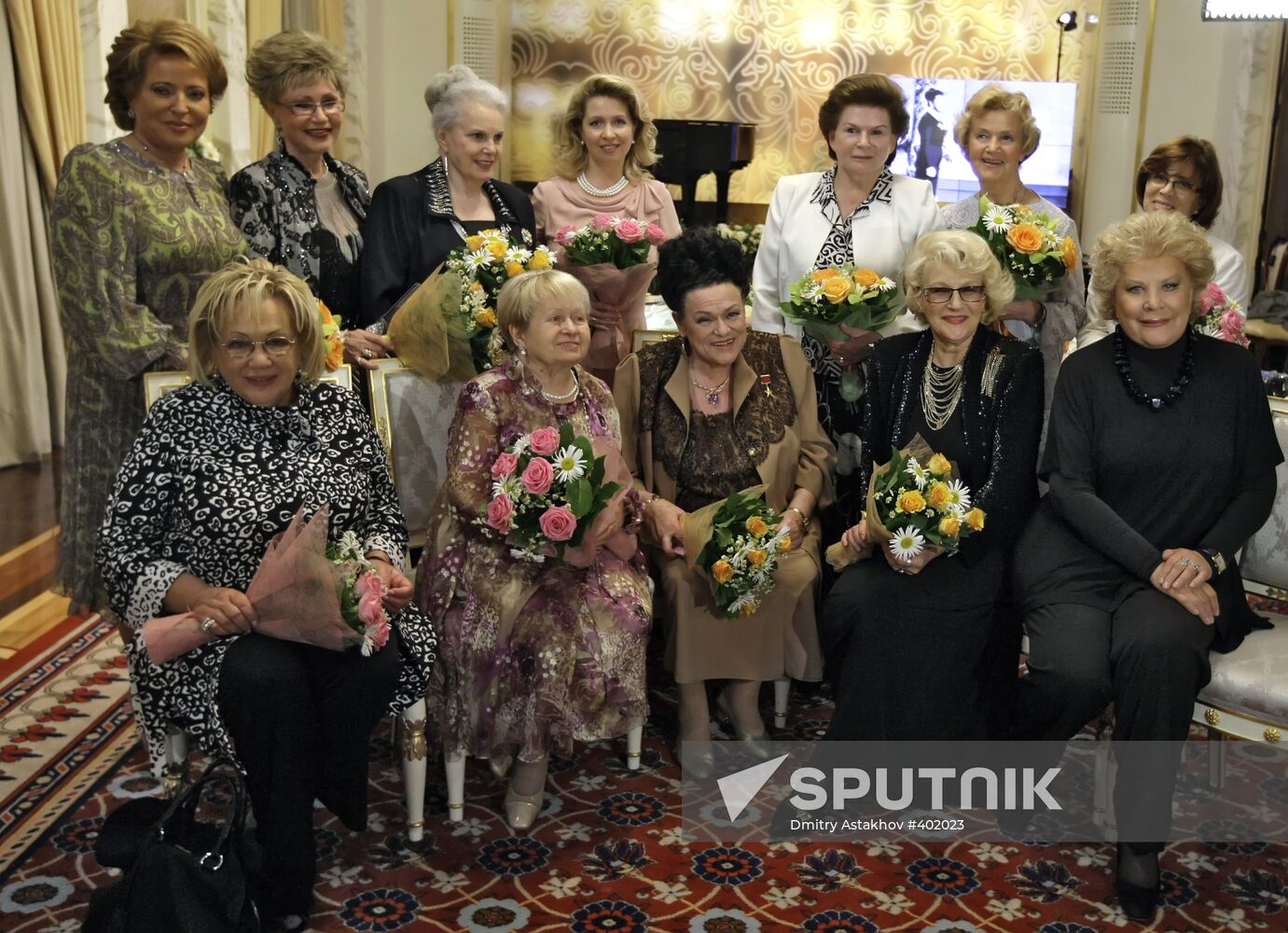 Svetlana Medvedeva congratulates Lyudmila Zykina