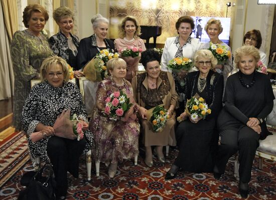Svetlana Medvedeva congratulates Lyudmila Zykina