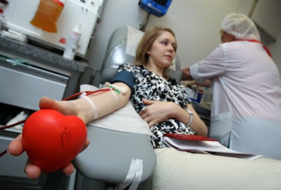 Ministry officials donating blood