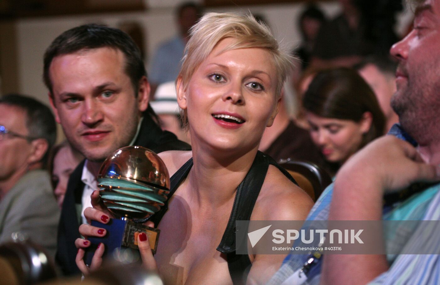 Vasily Sigaryov and Yana Troyanova receive awards at Kinotavr