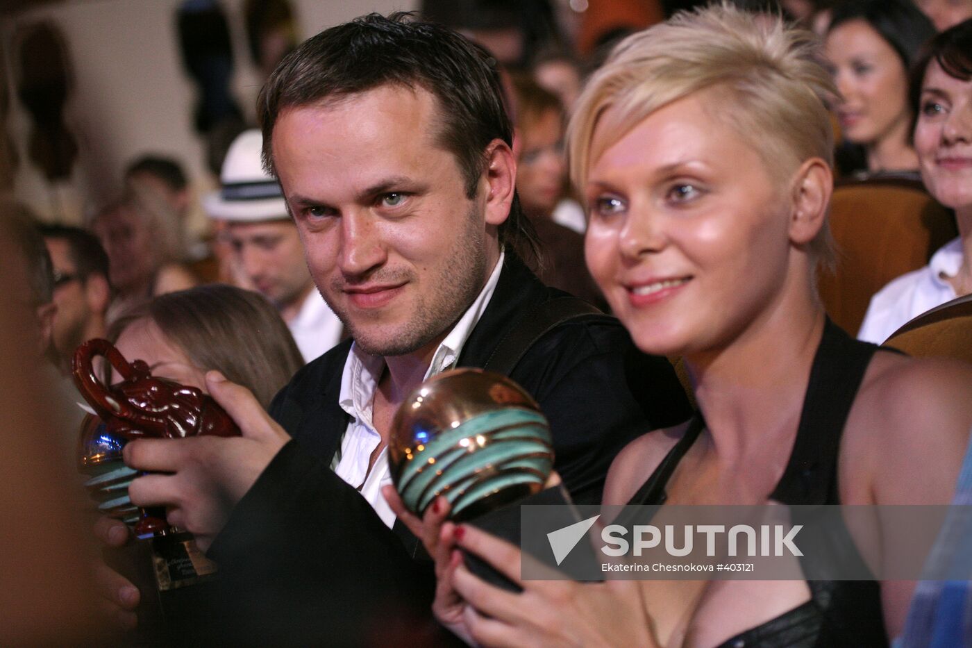 Vasily Sigaryov and Yana Troyanova receive awards at Kinotavr