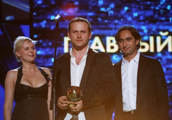 Vasily Sigaryov and Polina Pluchek receive awards at Kinotavr