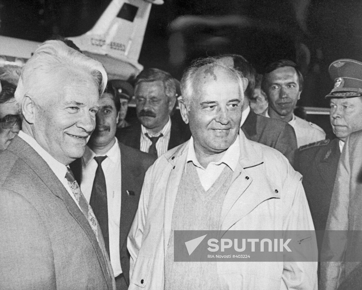 Mikhail Gorbachev in Vnukovo Airport after return from Foros