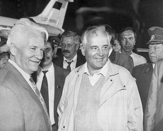 Mikhail Gorbachev in Vnukovo Airport after return from Foros