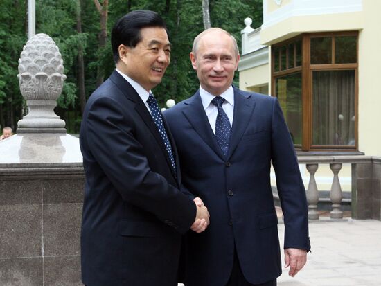 Vladimir Putin and Hu Jintao in Novo-Ogaryovo