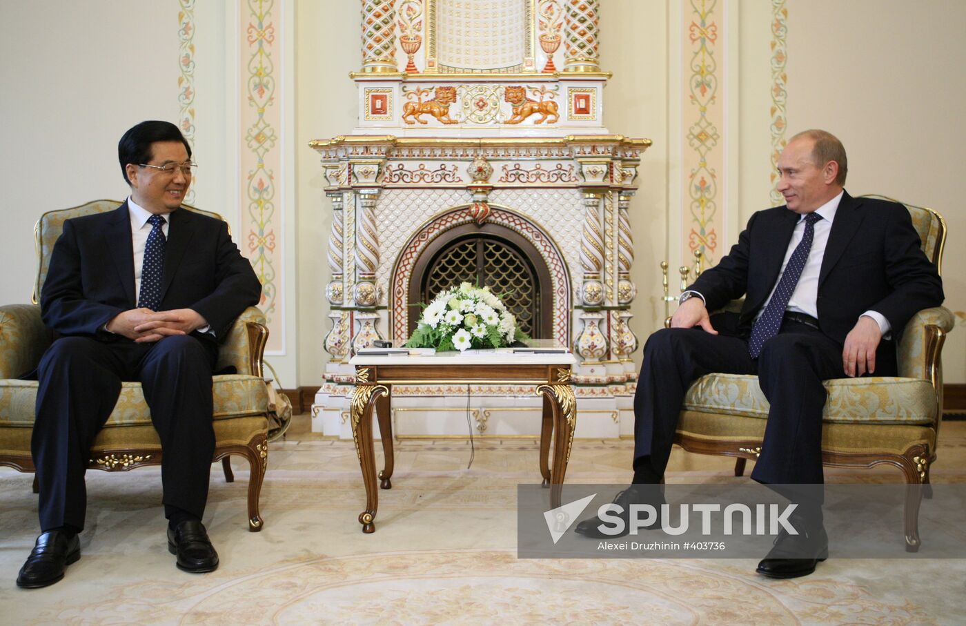 Vladimir Putin and Hu Jintao in Novo-Ogaryovo