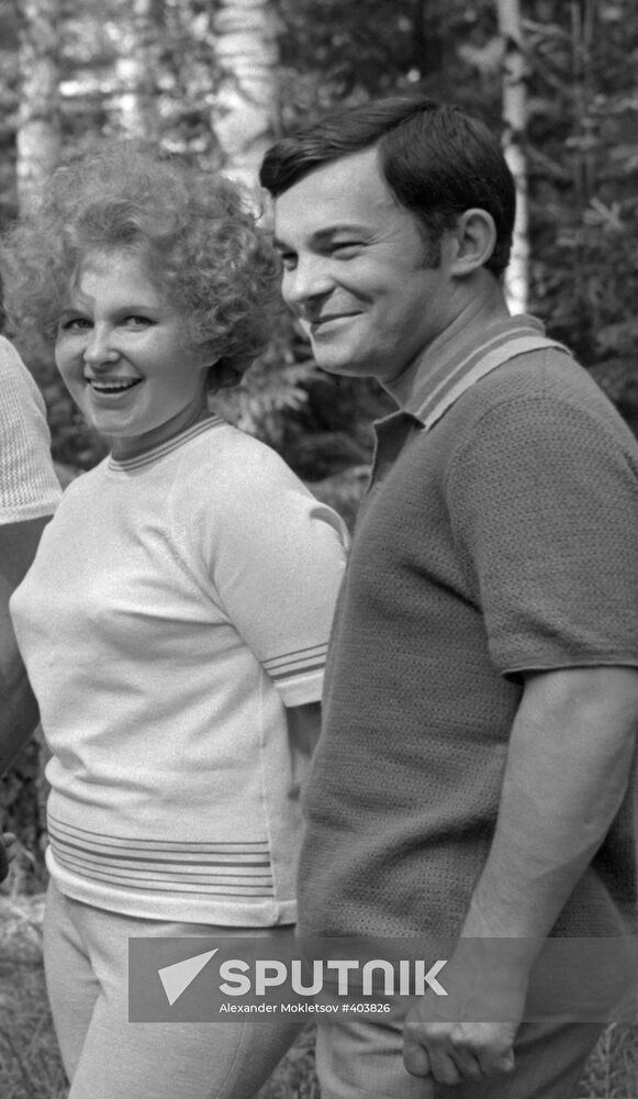 Soyuz 26 spaceship commander Yuri Romanenko with wife