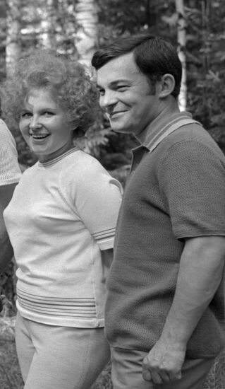 Soyuz 26 spaceship commander Yuri Romanenko with wife