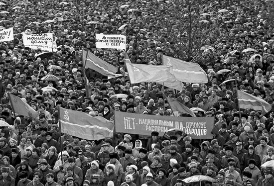 Employees of Estonia's major plants at a rally