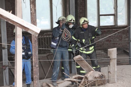 Building collapses in downtown Moscow
