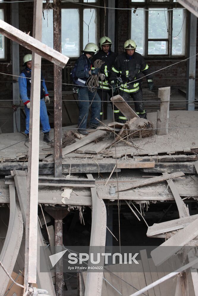 Building collapses in downtown Moscow