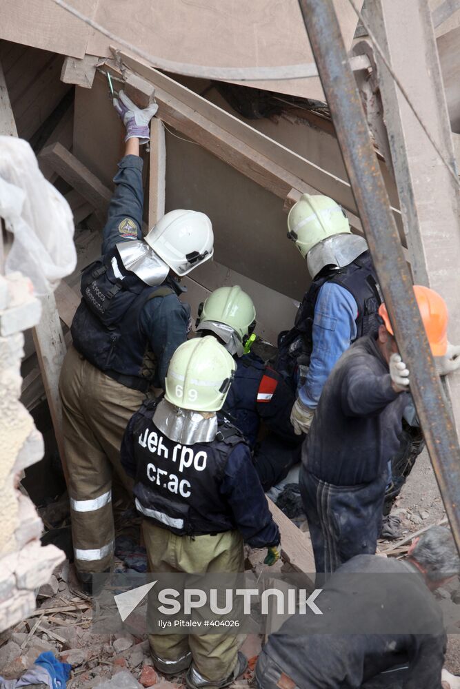 Building collapses in downtown Moscow