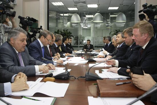 Dmitry Medvedev chairing commission meeting