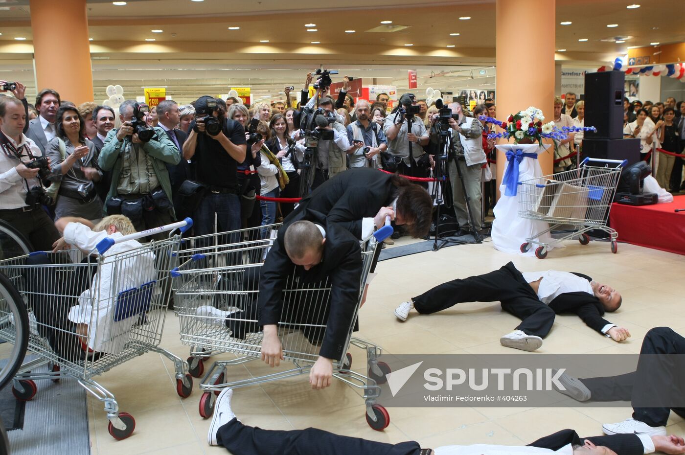 Carrefour opens first Russian hypermarket