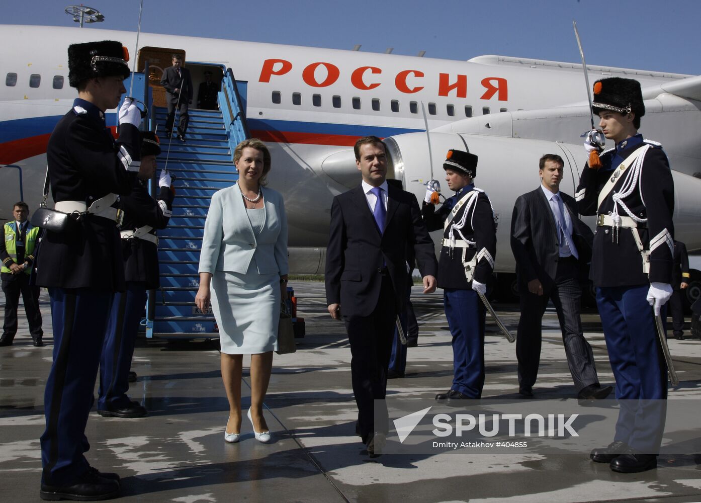 Medvedev and his wife arrive in the Netherlands