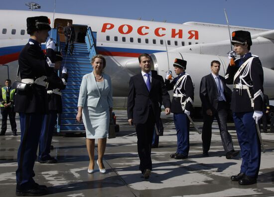 Medvedev and his wife arrive in the Netherlands