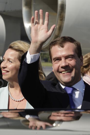 Medvedev and his wife arrive in the Netherlands