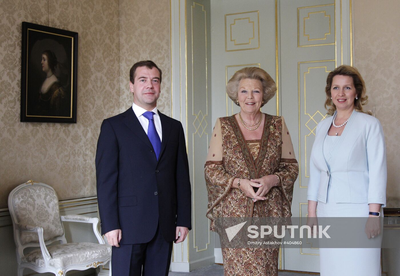 Dmitry Medvedev and his wife meet with Queen Beatrix